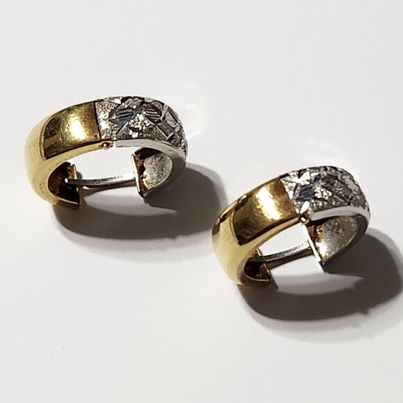 [SOLD] 80's 2.1g 18K Gold Engraved Design Etched Huggie Earrings - Picture 11 of 16